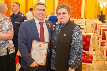 Евгений Солнцев вручил оренбуржцам государственные награды 